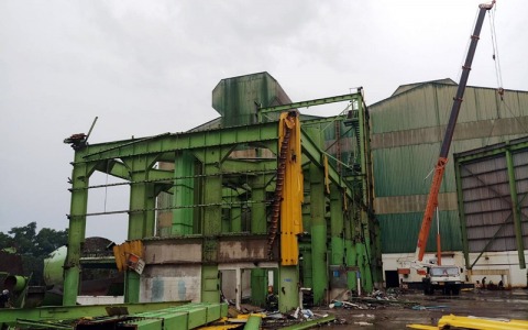 รื้อโครงสร้างเหล็กอาคารเก่า